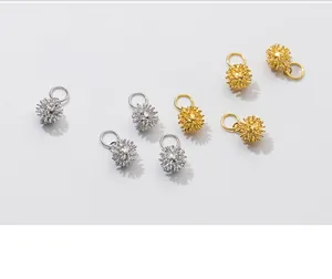 Dettaglio macro di ciondoli a sfera di pelo in argento S925 e placcati oro per gioielli DIY