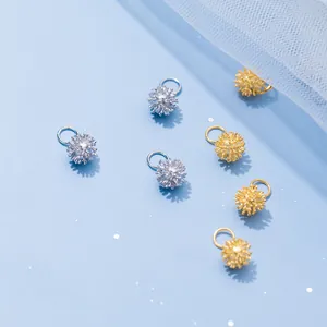 Delicati ciondoli a pompon in argento sterling S925 placcato oro per gioielli fai-da-te