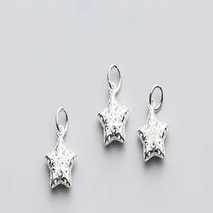 Detail van drie holle S925 sterling zilveren sterhangers voor doe-het-zelf sieraden