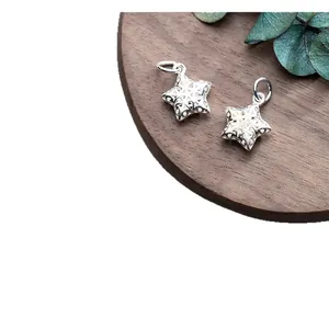 S925 sterling zilveren holle sterhangers voor DIY sieraden maken op houten ondergrond