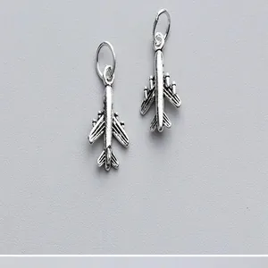 Detalle de dijes de avión retro en plata esterlina S925 para la creación de joyas.