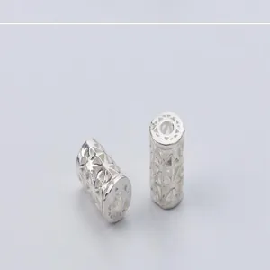 Gros plan d'une perle cylindrique creuse en argent sterling 925 pour bijoux DIY