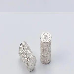 Gros plan de perles d'espacement cylindriques creuses en argent S925 pour bijoux DIY.