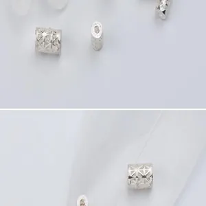 Vue détaillée des perles cylindriques en argent S925 avec motifs géométriques.