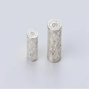 Vue détaillée de perles d'espacement cylindriques creuses en argent S925 pour bijoux.