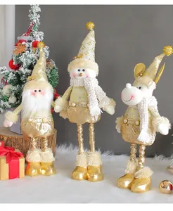 Detailansicht goldener Weihnachtsfiguren: Weihnachtsmann, Schneemann und Rentier auf Kunstfell.