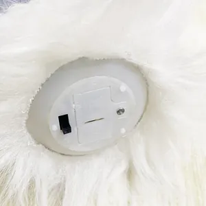 Vista detallada del compartimento de pilas e interruptor para adorno navideño con luz