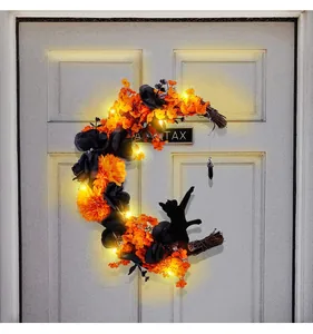 Dettaglio ghirlanda di Halloween gatto luna arancione e nero con luci LED sulla porta.