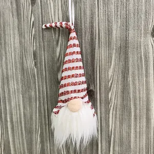 Vista detallada de un gnomo de Navidad nórdico colgante con gorro de rayas rojas