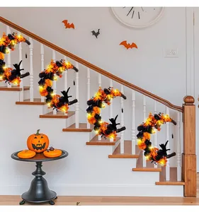 Ghirlanda di Halloween a mezzaluna con gatto nero e fiori arancioni sulle scale