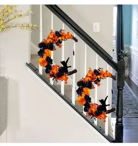 Ghirlanda di Halloween a forma di luna con gatto nero appesa su una scala