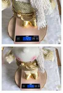 Detailansicht des Gewichts der goldenen Weihnachts-Plüschfigur in stehender Position