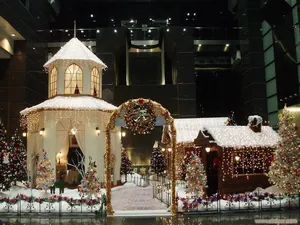 Décoration de village de Noël avec sapins lumineux et modèle de chapelle enneigée