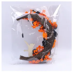 Ghirlanda luna di Halloween con fiori arancioni e gatto in confezione protettiva trasparente