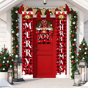 Bannières de Noël à carreaux rouges et noirs sur une porte d'entrée bien décorée