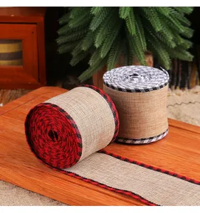 Dettaglio di due rotoli di nastro di iuta con bordi a scacchi rossi e bianchi per decorazioni.
