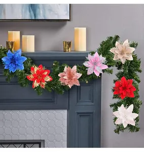 Gros plan de fleurs de poinsettia de Noël artificielles colorées décorant un manteau