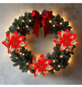 Couronne de Noël festive avec nœuds rouges, poinsettias dorés et lumières LED