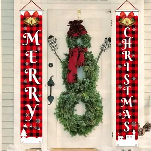 Bannières de porte à carreaux rouges et noirs suspendues comme décorations de Noël