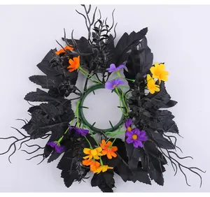 Vista detallada de corona de velas de Halloween con hojas negras y flores de colores