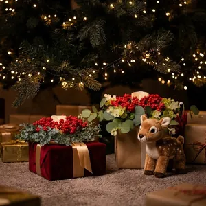 Corona de Navidad de eucalipto con bayas rojas en una caja de regalo de terciopelo