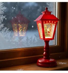 Vue détaillée de lanterne de Noël rouge avec Père Noël lumineux et effet de neige
