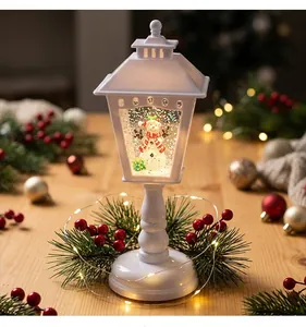 Gros plan détaillé de la lanterne à eau de Noël blanche avec bonhomme de neige lumineux