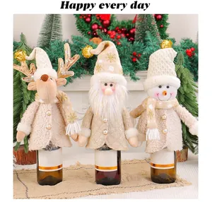 3er-Set Weihnachts-Weinflaschenhüllen mit Weihnachtsman-, Schneemann- und Rentier-Design.