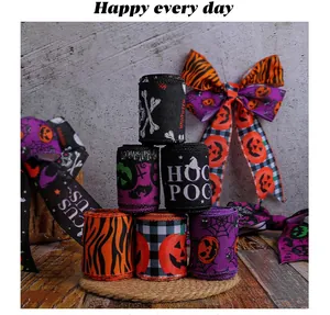 Vista detallada de cintas decorativas de Halloween con diseños de calabaza y telaraña