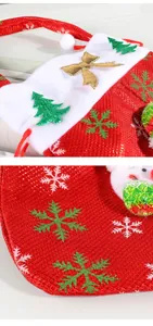 Nahaufnahme der roten Weihnachtsgeschenktüte mit Glitzerstoff und Schneeflocken-Stickerei