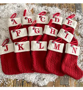 Calcetines navideños de punto rojos personalizados con letras blancas bordadas A a la N