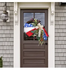 Ghirlanda artificiale del Giorno dell'Indipendenza con nastro bandiera USA su porta