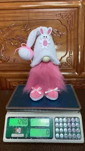 Detailansicht einer Ostergnom-Hasen-Plüschfigur mit einem Gewicht von 128 Gramm