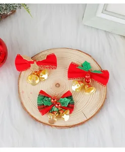 Primer plano de tres lazos navideños decorativos con campanas doradas en madera