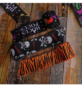 Vista detallada de varias cintas decorativas de Halloween con calaveras y patrones Hocus Pocus.