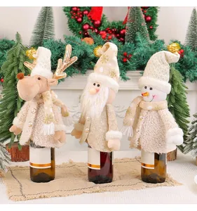Gruppe festlicher Weihnachts-Weinflaschenhüllen mit Weihnachtsmann, Rentier und Schneemann.