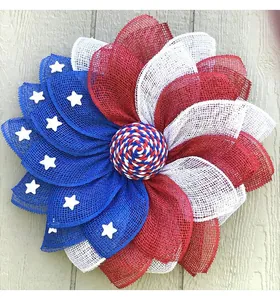 Ghirlanda patriottica in rete rossa bianca e blu con stelle bianche per decorare porte