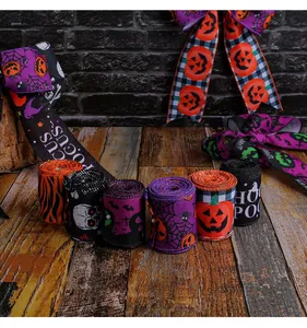 Primer plano detallado de varias cintas decorativas de Halloween con motivos de calabaza y calavera