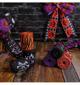 Primer plano detallado de cintas decorativas de Halloween con calabaza, calavera y Hocus Pocus