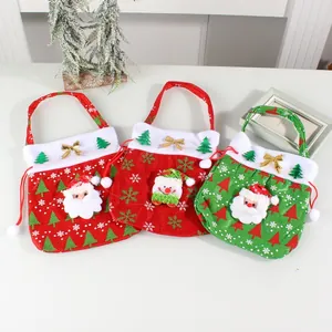 Set festlicher Weihnachts-Stoffgeschenktüten mit Weihnachtsmann-Applikationen.