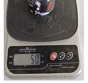 Vista detallada que muestra el peso de la cinta de Halloween en una báscula digital