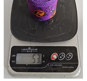 Primer plano de la cinta de calabaza de Halloween que pesa 53 gramos en báscula