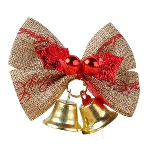 Lazo decorativo navideño de arpillera con cascabeles dorados y hojas rojas metalizadas