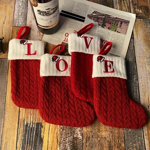 Juego de calcetines de Navidad de punto rojo con letras LOVE bordadas y gorritos