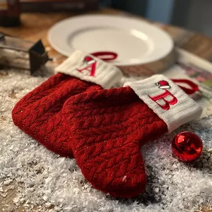 Calcetines navideños de punto rojo clásico con letras A y B bordadas en escena nevada