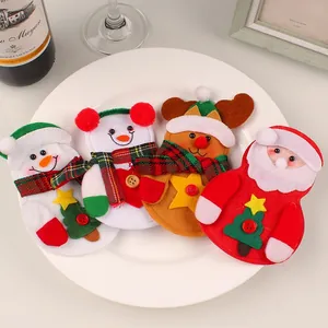 Set van 4 kerstbestekhouders met viltontwerpen van de kerstman, sneeuwpop en rendier