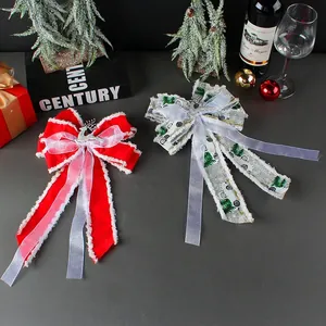 Due festosi fiocchi natalizi rossi e argento per la decorazione di nastri fai da te.