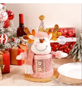 Vista dettagliata di un barattolo di caramelle di Natale in peluche rosa a forma di renna