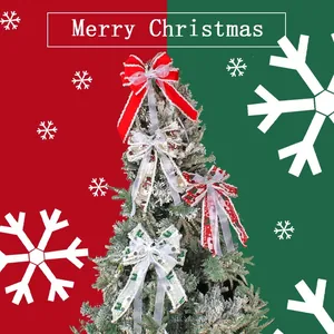 Bellissimi fiocchi di nastro natalizi fatti a mano per decorazioni festive dell'albero