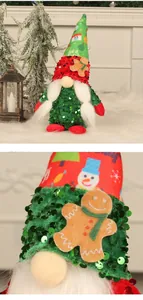 Dettaglio di uno gnomo di Natale con paillettes verdi e toppa omino di pan di zenzero
